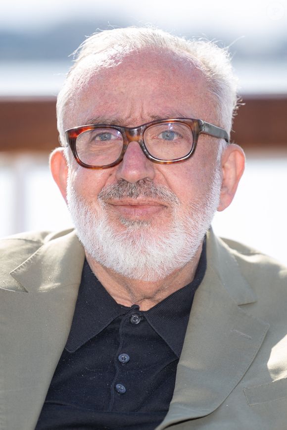 Depuis 30 ans, le comique est atteint de sclérose en plaques...

Dominique Farrugia participe au Photocall "Rien Ne T'Efface" lors du 8ème Festival International de Cannes à la Plage Du Majestic le 28 avril 2025 à Cannes, France. Photo by Shootpix/ABACAPRESS.COM