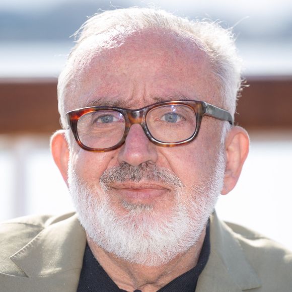 Depuis 30 ans, le comique est atteint de sclérose en plaques...

Dominique Farrugia participe au Photocall "Rien Ne T'Efface" lors du 8ème Festival International de Cannes à la Plage Du Majestic le 28 avril 2025 à Cannes, France. Photo by Shootpix/ABACAPRESS.COM