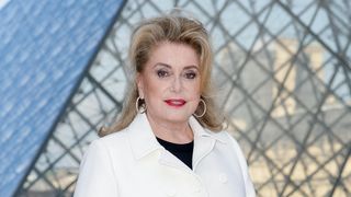 Catherine Deneuve radieuse avec sa petite-fille Anna, fille de Benjamin Biolay, lors d’un rendez important