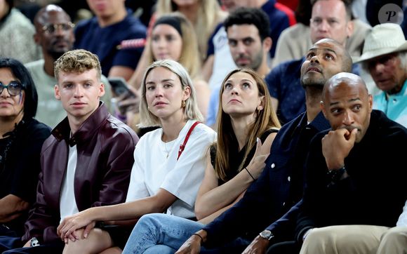 Léon Marchand, Cassandre Beaugrand, Manon Apithy-Brunet, Tony Parker, Thierry Henry - Les célébrités en tribunes pendant la finale de basketball opposant les Etats-Unis à la France (98-87) lors des Jeux Olympiques de Paris 2024 (JO) à l'Arena Bercy, à Paris, France, le 10 août 2024. © Jacovides-Perusseau/Bestimage