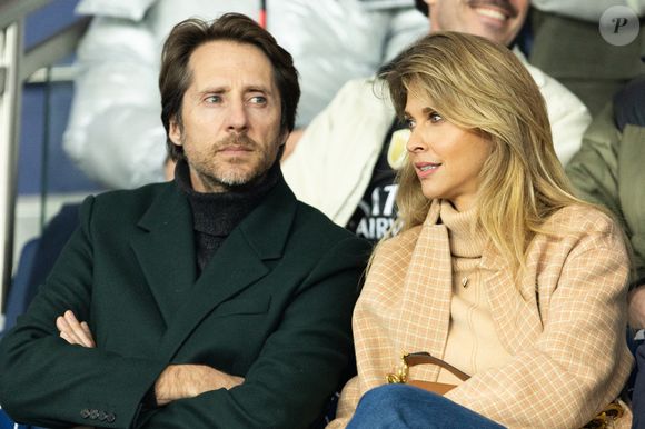 Ophélie Meunier et son mari Mathieu Vergne - Célébrités dans les tribunes du match de 8ème de finale aller de la Ligue Des Champions 2025-2026 (LDC) "PSG - Chelsea (5-2)" au Parc des Princes à Paris le 11 mars 2026. © Cyril Moreau/Bestimage