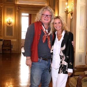Pierre-Jean Chalencon et Fiona Gelin . A l'occasion de son mariage avec son compagnon en janvier 2024, Jérémy Bellet a fait des essayages de tenue de mariage devant ses amis au palais Vivienne à Paris. Le 11 octobre 2023
© Cédric Perrin / Bestimage