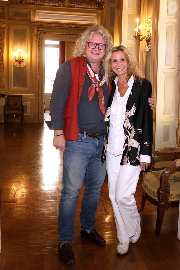 Pierre-Jean Chalencon et Fiona Gelin . A l'occasion de son mariage avec son compagnon en janvier 2024, Jérémy Bellet a fait des essayages de tenue de mariage devant ses amis au palais Vivienne à Paris. Le 11 octobre 2023
© Cédric Perrin / Bestimage