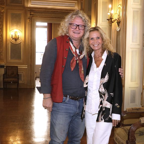 Pierre-Jean Chalencon et Fiona Gelin . A l'occasion de son mariage avec son compagnon en janvier 2024, Jérémy Bellet a fait des essayages de tenue de mariage devant ses amis au palais Vivienne à Paris. Le 11 octobre 2023
© Cédric Perrin / Bestimage