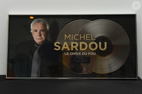 Exclusif - Le double disque de Platine remis à Michel Sardou pour avoir vendu plus de 200 000 disques en France - People au concert ultime de Michel Sardou pour la dernière date de son spectacle "La dernière danse" à la Seine Musicale à Boulogne-Billancourt le 11 avril 2018. Le chanteur a rassemblé plus de 400 000 spectateurs pour une tournée de 82 concerts.  © Pierre Perusseau/Bestimage