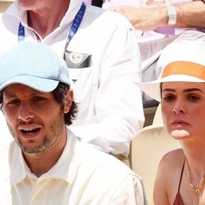 Ils se sont donc rencontrés en studio.
Le chanteur Vianney et sa femme Catherine Robert, assistent aux Internationaux de France de Tennis de Roland Garros 2026, le 28 mai 2026. © Jacovides / Moreau