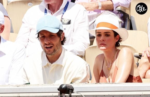 Ils se sont donc rencontrés en studio.

Le chanteur Vianney et sa femme Catherine Robert, assistent aux Internationaux de France de Tennis de Roland Garros 2026, le 28 mai 2026. © Jacovides / Moreau