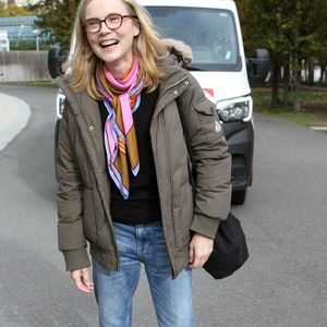 Elle confie : "J'avais eu une déception amoureuse, en plus quelque chose d'assez brutal. Il y avait ce climat où tout le monde essayait de trouver une vérité pour moi, il y avait cette hyperémotivité, le sentiment aussi d'être un peu décalée, de ne pas être faite pour l'école, pour la société telle qu'elle était... Enfin, je sais pas, un truc vraiment lourd."

Exclusif - Isabelle Carré - Les célébrités à la sortie des studios de Radio France à Paris, le 3 novembre 2025. © Jonathan Rebboah / Bestimage