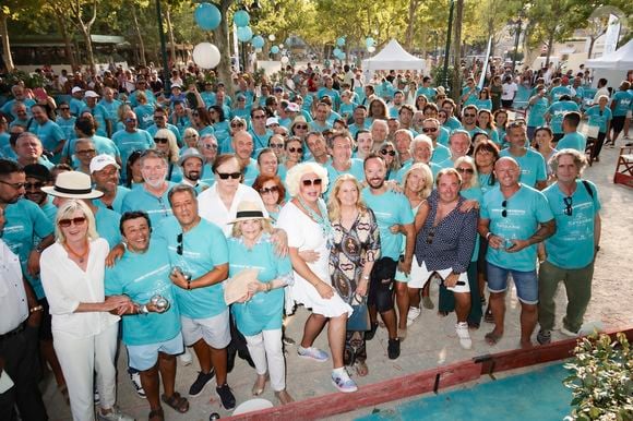 Marcel Campion, Zize, Pascale Perez ( directrice de l'agence Sun 7 Graphic et éditrice du magazine Turquoise Saint-Tropez ), Chico, Jean Luc Reichmann, Jarry (parrain de cette édition), Philippe Corti lors de la 6ème édition du tournoi de pétanque caritative Turquoise place des lices au profit pour la deuxième année de l’association soleil d’enfance.
Saint-Tropez, le 10 août 2025.

© Jack Tribeca / Bestimage