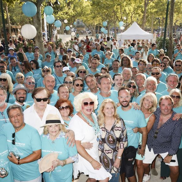 Marcel Campion, Zize, Pascale Perez ( directrice de l'agence Sun 7 Graphic et éditrice du magazine Turquoise Saint-Tropez ), Chico, Jean Luc Reichmann, Jarry (parrain de cette édition), Philippe Corti lors de la 6ème édition du tournoi de pétanque caritative Turquoise place des lices au profit pour la deuxième année de l’association soleil d’enfance.
Saint-Tropez, le 10 août 2025.

© Jack Tribeca / Bestimage