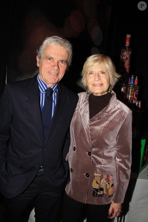 Claude Sérillon et Catherine Ceylac lors du lancement de la nouvelle bouteille de vodka réalisée par le peintre Robert Combas à L'hôtel Marignan Paris le 16 décembre 2022.

© Philippe Baldini / Bestimage