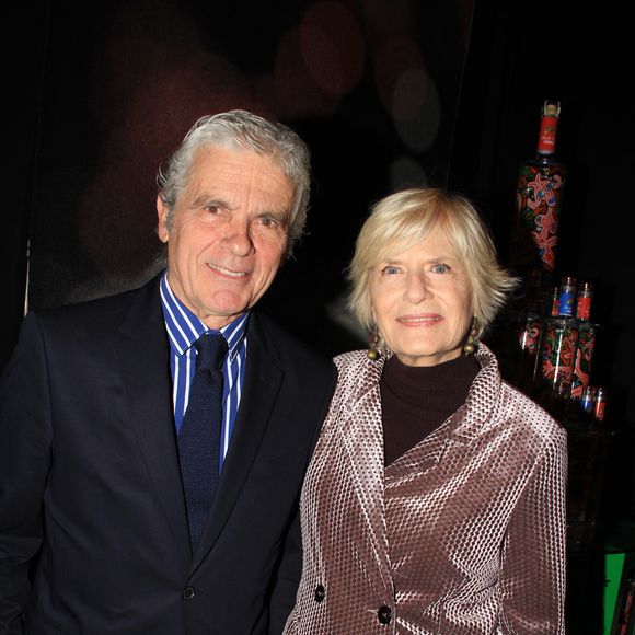 Claude Sérillon et Catherine Ceylac lors du lancement de la nouvelle bouteille de vodka réalisée par le peintre Robert Combas à L'hôtel Marignan Paris le 16 décembre 2022.

© Philippe Baldini / Bestimage
