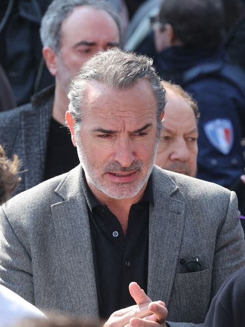 Jean Dujardin plongé dans une "énorme tristesse" : l’acteur prend la parole après le départ soudain de ces deux figures de la mode et du cinéma