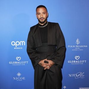 La petite fille demande pourquoi elle ne chante pas avec son papa.

Slimane - Photocall du Global Gift Gala Paris à l'hôtel Four Seasons George V à Paris le 8 novembre 2025. © Marc Ausset-Lacroix/Bestimage