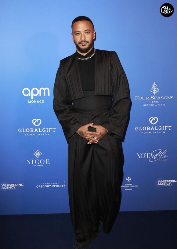 La petite fille demande pourquoi elle ne chante pas avec son papa.

Slimane - Photocall du Global Gift Gala Paris à l'hôtel Four Seasons George V à Paris le 8 novembre 2025. © Marc Ausset-Lacroix/Bestimage
