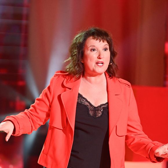 Cette intervention médicale s'est révélée particulièrement douloureuse et inefficace pour la comédienne.

Exclusif - Anne Roumanoff lors de l'enregistrement de l'émission « Vivement dimanche » au studio Rive Gauche, présentée par Michel Drucker, diffusée sur France 3 le 14 juin 2026, à Paris, France, le 5 mai 2026. © Guillaume Gaffiot/Bestimage