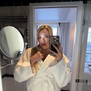 Cette grossesse est difficile et a imposé à la jeune femme deux mois d'alitement.

Kelly Vedovelli est enceinte de jumeaux.