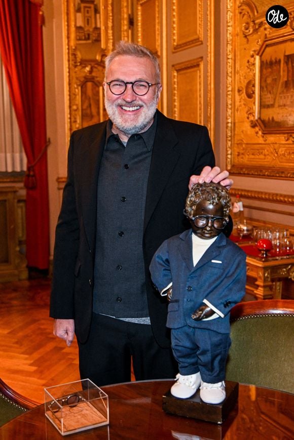 Laurent Ruquier et l'équipe des Grosses Têtes lors de la réception à l'Hôtel de Ville de Bruxelles. Laurent Ruquier a assisté à l'inauguration du Manneken-Pis vêtu de son costume.  Bruxelles, Belgique, le 16 novembre 2021. Photo de F. Andrieu/Agencepeps/Isopix/ABACAPRESS.COM