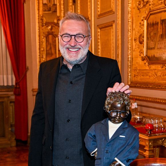 Laurent Ruquier et l'équipe des Grosses Têtes lors de la réception à l'Hôtel de Ville de Bruxelles. Laurent Ruquier a assisté à l'inauguration du Manneken-Pis vêtu de son costume.  Bruxelles, Belgique, le 16 novembre 2021. Photo de F. Andrieu/Agencepeps/Isopix/ABACAPRESS.COM