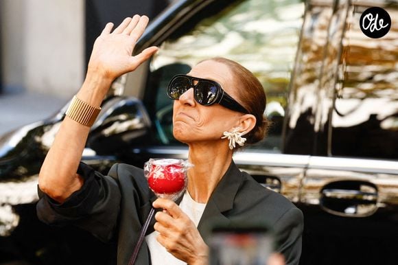 Celine Dion salue ses fans à la sortie de son hôtel avant de se diriger vers la salle Plenitude Arena où elle débutera sa série de concerts parisiens le 12 septembre 2026. © Cyril Moreau / Bestimage