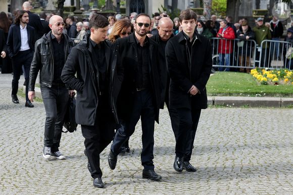 Le veuf, Michel Ferracci et ses fils, Enzo et Maël aux arrivées des obsèques d'Emilie Dequenne au cimetière Père Lachaise à Paris, France, le 26 mars 2025. © Cyril Moreau/Bestimage
