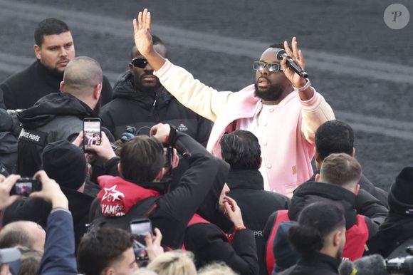 Face à la situation, il a décidé d’écourter son concert et de s’excuser auprès du public.

Show de de Gims lors du 105ème Prix d'Amérique à l'Hippodrome de Vincennes le 25 janvier 2026. © Michael Baucher/PsnewZ/Bestimage