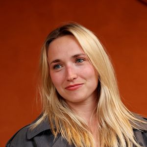 L'actrice a remercié sa communauté et son partenaire La Redoute, se disant fière de ce "journal intime audio" et affirmant avoir appris qu'il n'existe aucune recette unique du bonheur.

Chloé Jouannet au village lors des Internationaux de France de Tennis de Roland Garros le 3 juin 2026

© Jacovides / Moreau / Bestimage