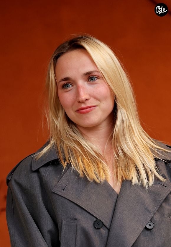 L'actrice a remercié sa communauté et son partenaire La Redoute, se disant fière de ce "journal intime audio" et affirmant avoir appris qu'il n'existe aucune recette unique du bonheur.

Chloé Jouannet au village lors des Internationaux de France de Tennis de Roland Garros le 3 juin 2026

© Jacovides / Moreau / Bestimage