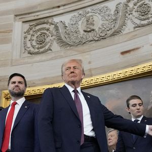 Sa cérémonie d'investiture s'est d'ailleurs déroulée le 20 janvier 2025 à Washington ! Naturellement, l'homme d'affaires était entouré de son clan.

Le président Donald Trump (C) tient la main de son épouse Melania Trump sous le regard de leur fils Barron Trump, du vice-président J.D. Vance et de la sénatrice Amy Klobuchar (D-Minn) (G) après avoir prêté serment lors de la 60e investiture présidentielle dans la rotonde du Capitole à Washington, le lundi 20 janvier 2025. (Photo de pool par Morry Gash/UPI/ABACAPRESS.COM).