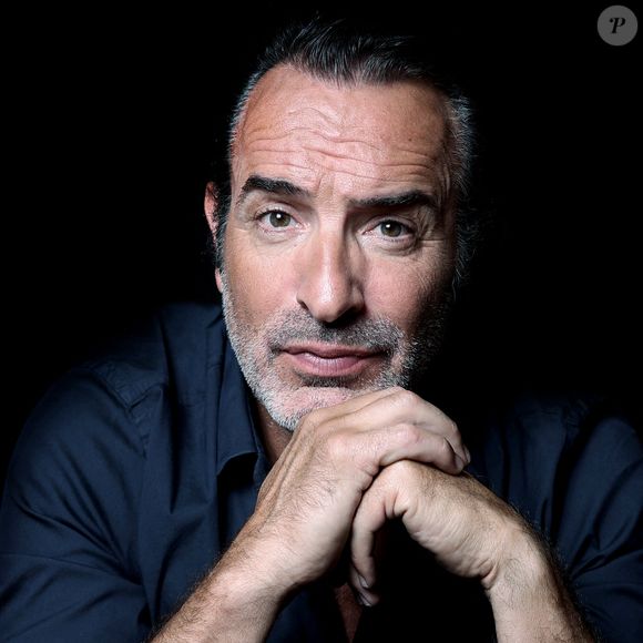 "Je l’attendais à la sortie de son café-théâtre [...] Le mec ne me captait jamais. Il passait devant moi, mais il ne m’a jamais vue. J’ai fait ça 150 fois."

Exclusive - Jean Dujardin pose à l'hôtel Le Marois à Paris, France, le 03 septembre 2024. Photo par Jerome Dominé/ABACAPRESSCOM