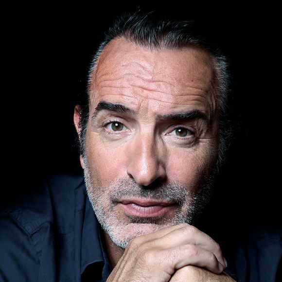 "Je l’attendais à la sortie de son café-théâtre [...] Le mec ne me captait jamais. Il passait devant moi, mais il ne m’a jamais vue. J’ai fait ça 150 fois."

Exclusive - Jean Dujardin pose à l'hôtel Le Marois à Paris, France, le 03 septembre 2024. Photo par Jerome Dominé/ABACAPRESSCOM
