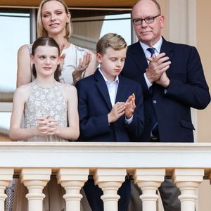Le prince Albert II de Monaco, la princesse Charlène de Monaco, le prince héréditaire Jacques de Monaco, marquis des Baux, la princesse Gabriella de Monaco, comtesse de Carladès au balcon du Palais princier lors de la célébration de la fête de la Saint Jean sur la Place du Palais princier de Monaco, le 23 juin 2026. La Saint Jean est à l'origine une fête païenne puis chrétienne. Pour les païens, c'était une fête qui célébrait les moissons. Une fois christianisée, cette fête est devenue celle du solstice d'été et donc la fête de la lumière. © Claudia Albuquerque/Bestimage