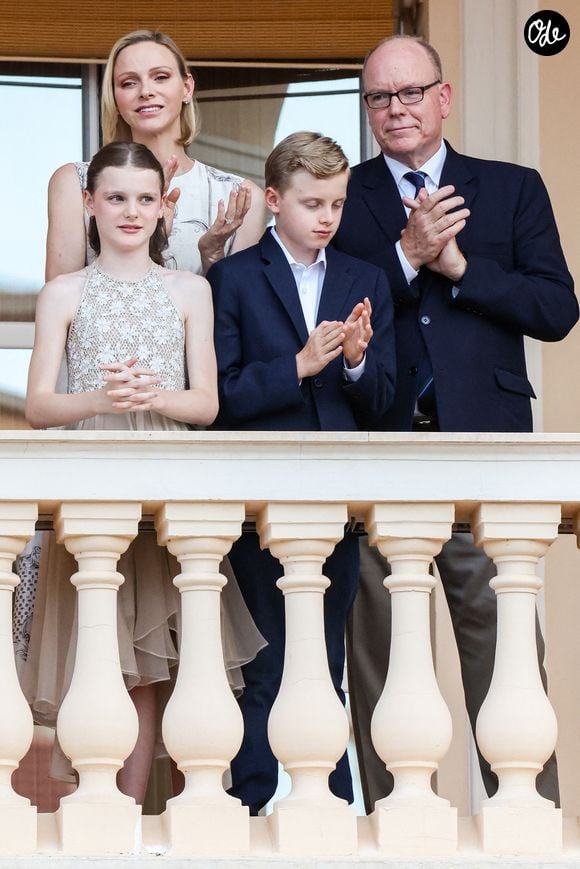 Le prince Albert II de Monaco, la princesse Charlène de Monaco, le prince héréditaire Jacques de Monaco, marquis des Baux, la princesse Gabriella de Monaco, comtesse de Carladès au balcon du Palais princier lors de la célébration de la fête de la Saint Jean sur la Place du Palais princier de Monaco, le 23 juin 2026. La Saint Jean est à l'origine une fête païenne puis chrétienne. Pour les païens, c'était une fête qui célébrait les moissons. Une fois christianisée, cette fête est devenue celle du solstice d'été et donc la fête de la lumière. © Claudia Albuquerque/Bestimage
