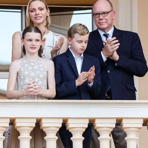 Le prince Albert II de Monaco, la princesse Charlène de Monaco, le prince héréditaire Jacques de Monaco, marquis des Baux, la princesse Gabriella de Monaco, comtesse de Carladès au balcon du Palais princier lors de la célébration de la fête de la Saint Jean sur la Place du Palais princier de Monaco, le 23 juin 2026. La Saint Jean est à l'origine une fête païenne puis chrétienne. Pour les païens, c'était une fête qui célébrait les moissons. Une fois christianisée, cette fête est devenue celle du solstice d'été et donc la fête de la lumière. © Claudia Albuquerque/Bestimage