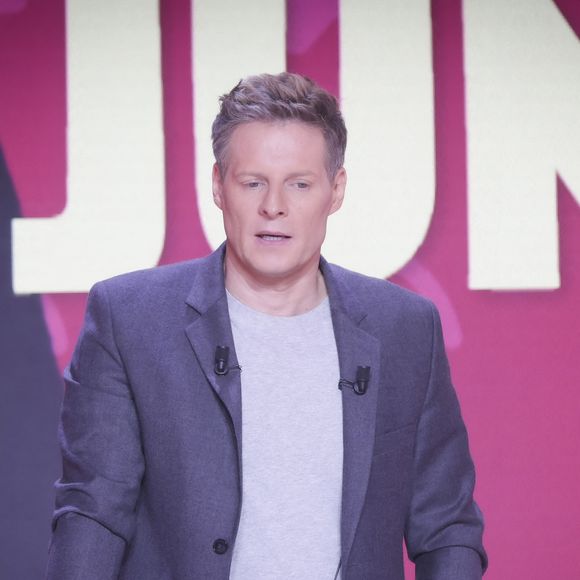 D'après les informations de "Paris Match", il a été pris en flagrant délit d'achat de cocaïne.

Exclusif - Matthieu Delormeau - Sur le plateau de l’émission TPMP People, enregistrée le 10/03/2023, présentée par M.Delormeau et diffusée le 11/03/2023 - Paris le 11/03/2023 - © Jack Tribeca / Bestimage