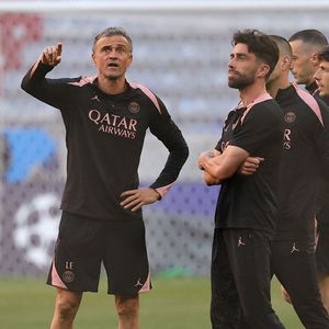 Luis Enrique, l'entraîneur du PSG, fait un geste lors de la séance d'entraînement avant la finale de la Ligue des Champions 2024/2025 entre le Paris Saint Germain et le FC Internazionale au stade Munich Football Arena à Munich (Allemagne), le 30 mai 2025.  © Inside/Bestimage