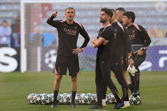 Luis Enrique, l'entraîneur du PSG, fait un geste lors de la séance d'entraînement avant la finale de la Ligue des Champions 2024/2025 entre le Paris Saint Germain et le FC Internazionale au stade Munich Football Arena à Munich (Allemagne), le 30 mai 2025.  © Inside/Bestimage