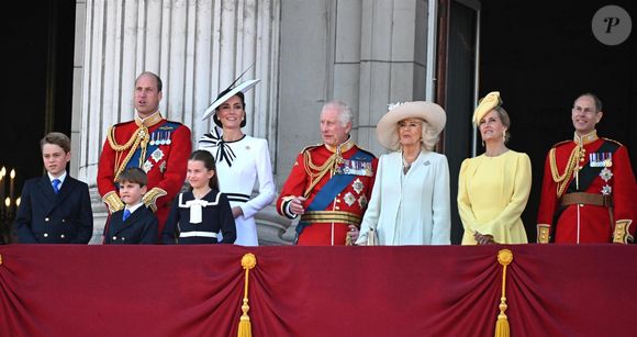 Mais finalement, ils ont rejoint la Couronne 

Le prince William, prince de Galles, Catherine (Kate) Middleton, princesse de Galles, le prince George de Galles, le prince Louis de Galles, la princesse Charlotte de Galles, le roi Charles III d'Angleterre, Camilla Parker Bowles, reine consort d'Angleterre, Sophie Rhys-Jones, duchesse d'Edimbourg et le prince Edward, duc d'Edimbourg - Les membres de la famille royale britannique au balcon du Palais de Buckingham lors de la parade militaire "Trooping the Colour" à Londres, Royaume Uni, le 15 juin 2024. © Backgrid UK/Bestimage
