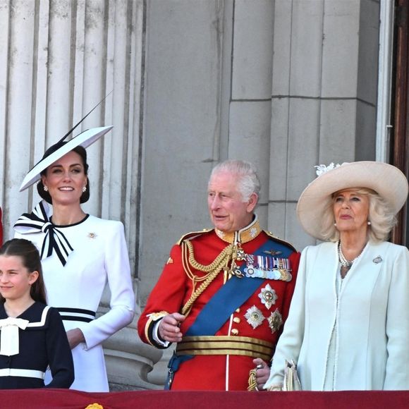 Mais finalement, ils ont rejoint la Couronne 

Le prince William, prince de Galles, Catherine (Kate) Middleton, princesse de Galles, le prince George de Galles, le prince Louis de Galles, la princesse Charlotte de Galles, le roi Charles III d'Angleterre, Camilla Parker Bowles, reine consort d'Angleterre, Sophie Rhys-Jones, duchesse d'Edimbourg et le prince Edward, duc d'Edimbourg - Les membres de la famille royale britannique au balcon du Palais de Buckingham lors de la parade militaire "Trooping the Colour" à Londres, Royaume Uni, le 15 juin 2024. © Backgrid UK/Bestimage