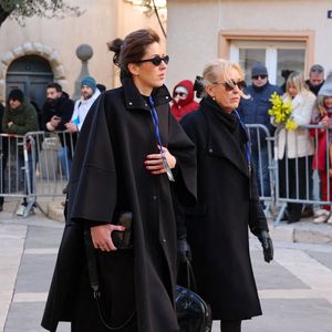 C'est la première fois qu'Anne-Line Bjerkan se présentait publiquement.

Théa Charrier (fille de Nicolas-Jacques Charrier, petite fille de Brigitte Bardot) , Anne-Line Bjerkan (femme de Nicolas-Jacques Charrier) - Arrivées aux obsèques de Brigitte Bardot en l'église Paroissiale Notre-Dame-de-l'Assomption de Saint-Tropez, France, le 7 janvier 2026. © Jacovides-Moreau/Bestimage
