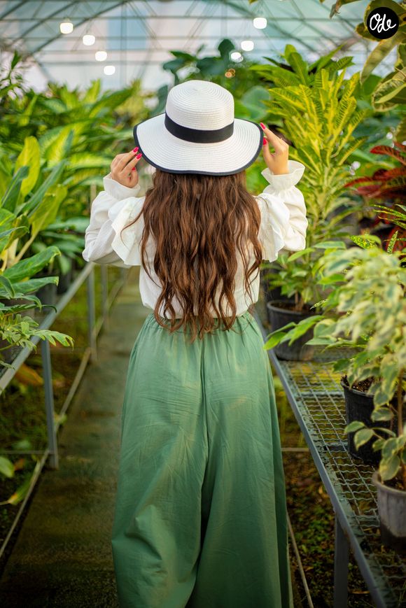 Les pantalons droits ou larges à taille haute et les dégradés ton sur ton étirent également naturellement la ligne.