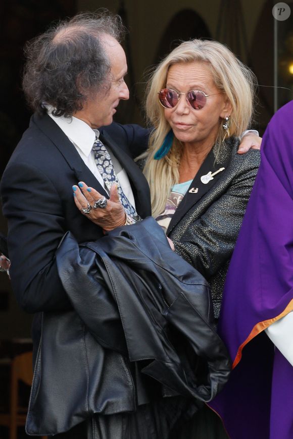 Fiona Gélin (de son vrai nom Bénédicte Gélin) avec Michel Forever, maitre de cérémonie - Obsèques de Marthe Mercadier (Marthe Mercadié-Meyrat) en l'église Sainte Hélène à Paris, France, le 21 septembre 2021. © 2021 Christophe Clovis/Bestimage