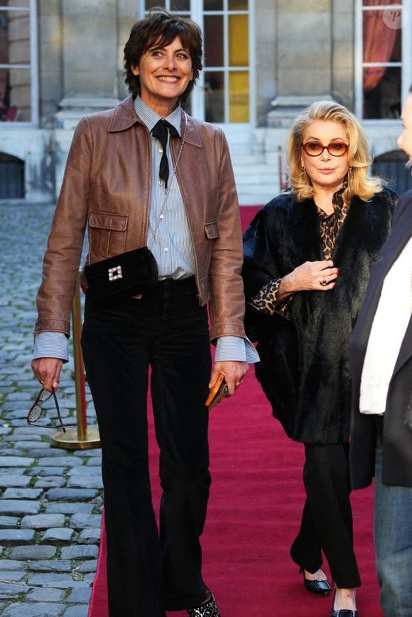 Ines de la Fressange et Catherine Deneuveau défilé La Rose Vivier le 6 mars 2025 © Lucia Sabatelli / Bestimage