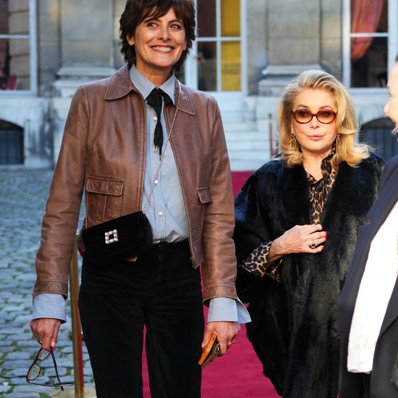 Ines de la Fressange et Catherine Deneuveau défilé La Rose Vivier le 6 mars 2025 © Lucia Sabatelli / Bestimage