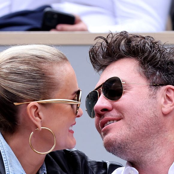 Laeticia Hallyday et son compagnon Frédéric Suant très amoureux dans les tribunes lors des Internationaux de France de Tennis de Roland Garros 2025, à Paris, France, le 26 mai 2025. © Jacovides-Moreau/Bestimage