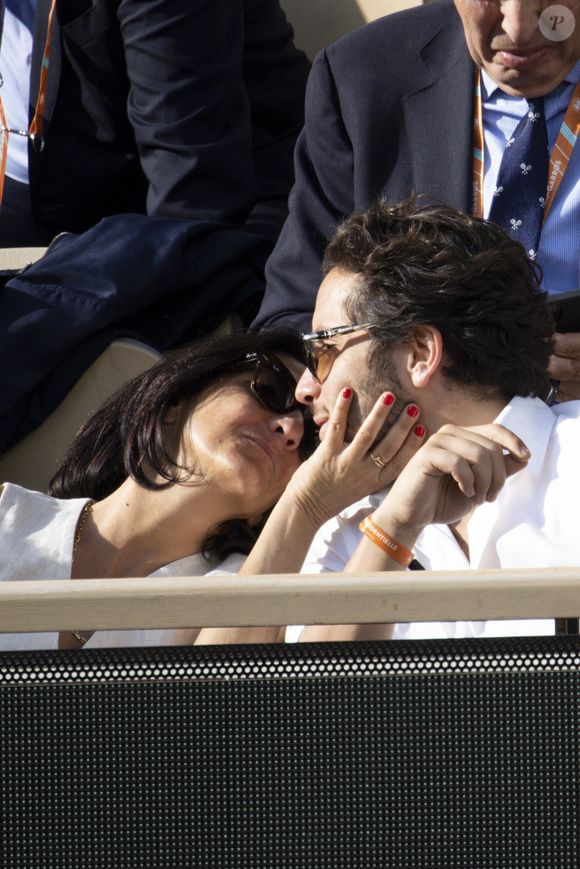 Florence Foresti et Alexandre Kominek dans les tribunes lors des Internationaux de France de Tennis de Roland Garros 2022, le 29 mai 2022. 

Photo : Cyril Moreau / Bestimage