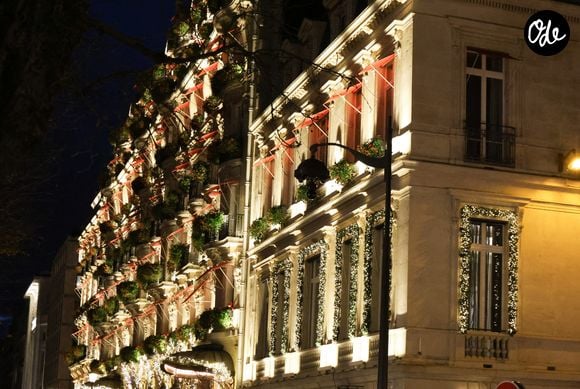 Le menu « Les Agapes » est proposé à 295 euros.

L'hôtel Plaza Athénée - Illuminations de Noël 2024 de l'Avenue Montaigne à Paris le 20 novembre 2024. © Coadic Guirec/Bestimage