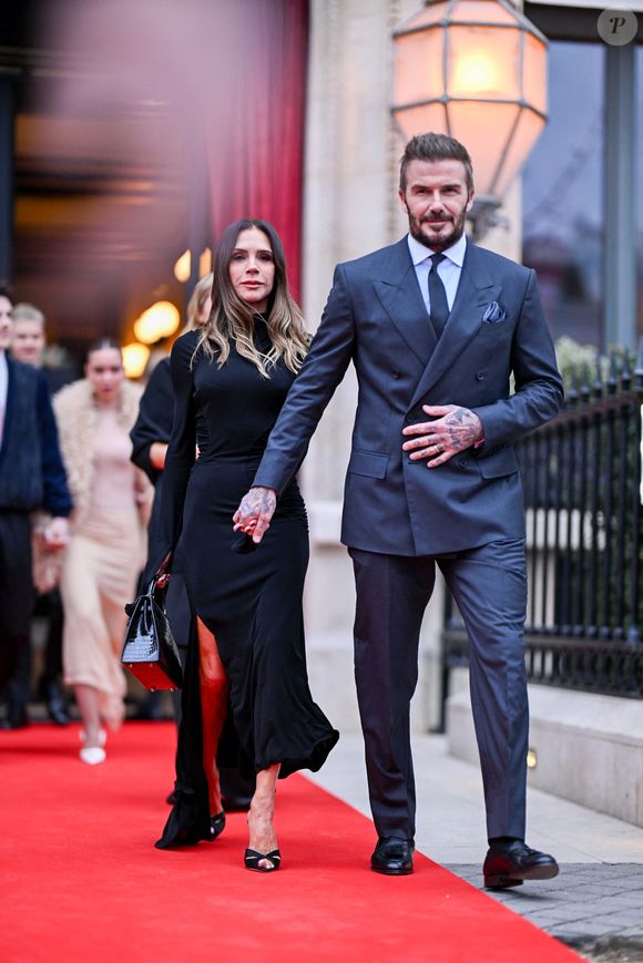 Victoria Beckham et son mari David Beckham - Victoria Beckham, accompagnée de sa famille, à la sortie de l'Hôtel La Réserve pour se rendre au ministère de la Culture pour être élevée au rang de Chevalier des Arts et des Lettres à Paris, France. © Yehiel Chekroune/Bestimage