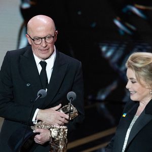Jacques Audiard (César de la meilleure adaptation, du meilleur réalisateur et dsu meilleur film pour "Emilia Perez"), Catherine Deneuve - Cérémonie de la 50ème édition de la cérémonie des César à l'Olympia à Paris, France, le 28 février 2025 © Dominique Jacovides - Olivier Borde / Bestimage