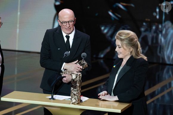 Jacques Audiard (César de la meilleure adaptation, du meilleur réalisateur et dsu meilleur film pour "Emilia Perez"), Catherine Deneuve - Cérémonie de la 50ème édition de la cérémonie des César à l'Olympia à Paris, France, le 28 février 2025 © Dominique Jacovides - Olivier Borde / Bestimage